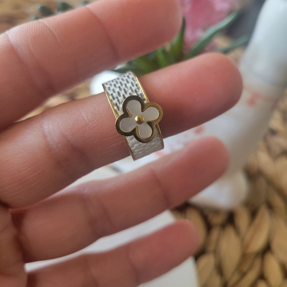 Ring - Picture 3 of 3